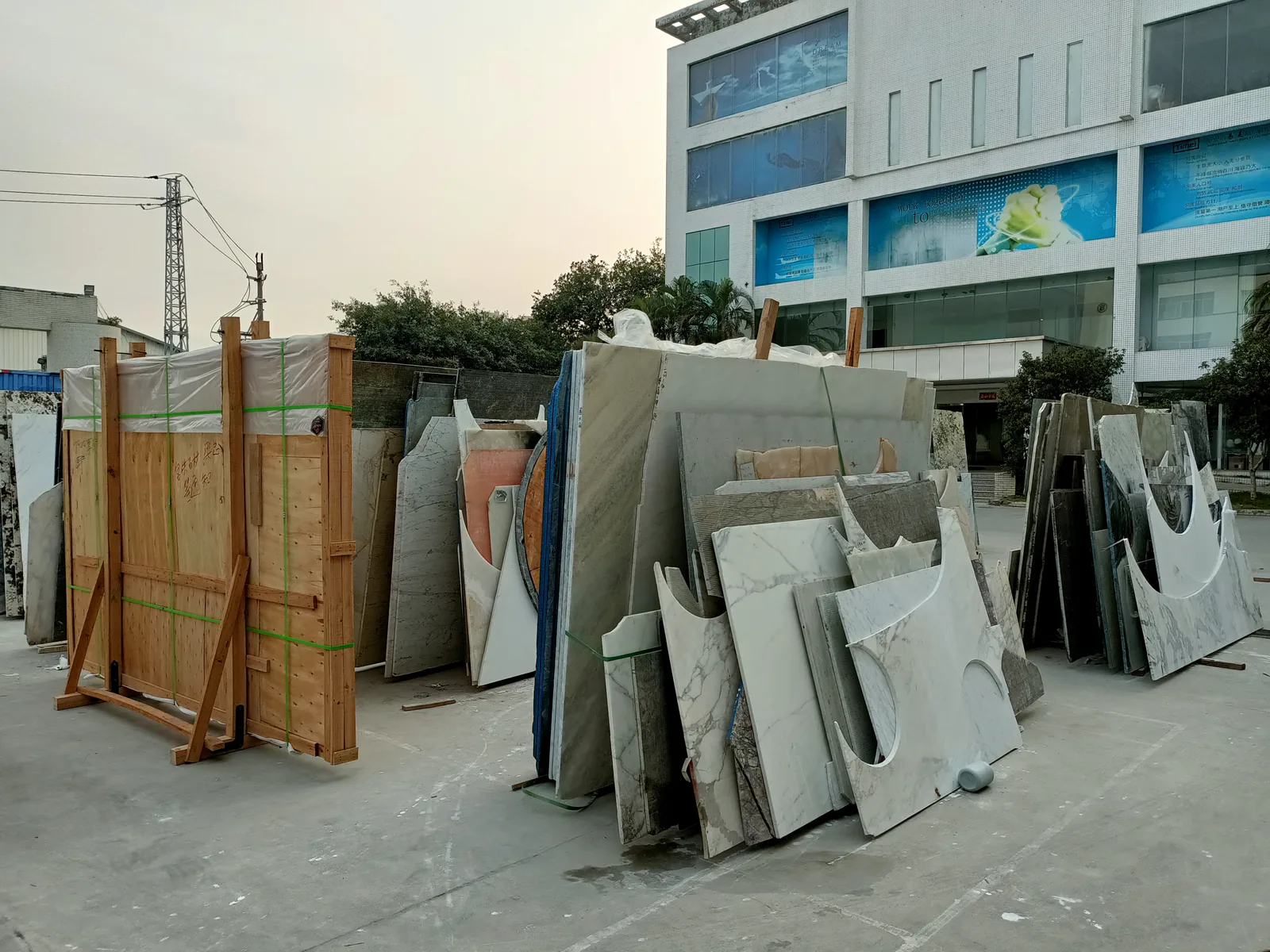 Stone slabs stacked at a Foshan supplier: the slab is chosen and photographed before cutting