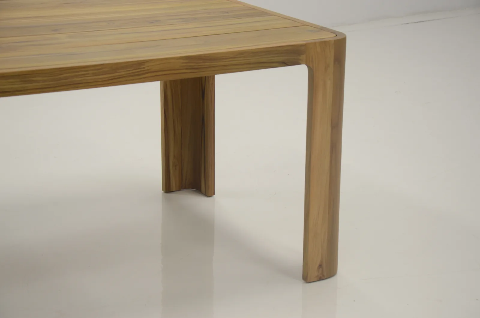 Corner joint on an oak dining table checked before finishing