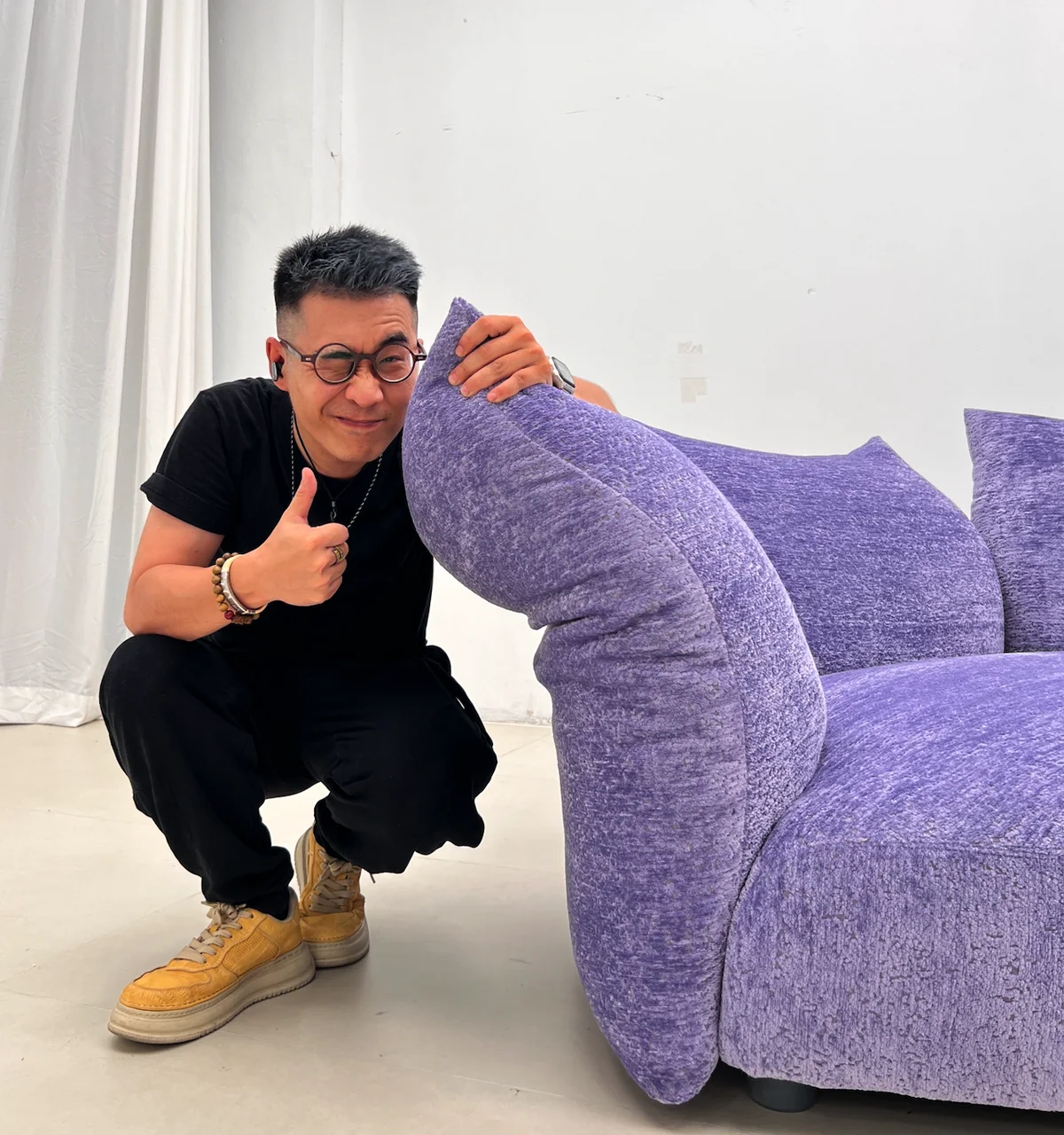 Source Foshan team checking a sofa before shipping