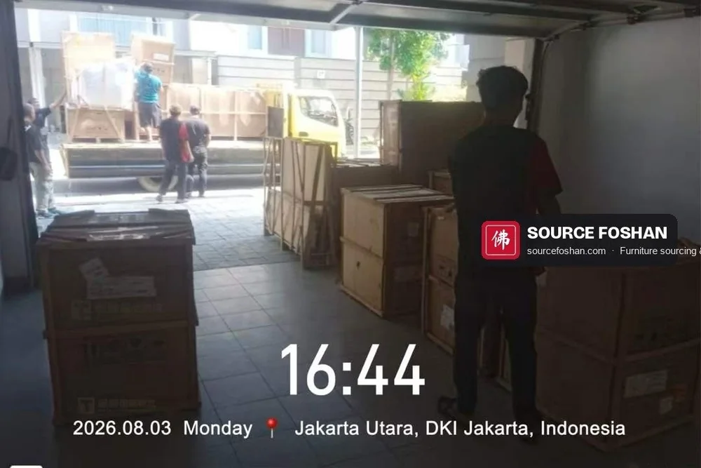 Des caisses et cartons de Foshan transportés dans un garage du Nord de Jakarta, avec une date d’impression de 16h44 le 3 août 2026