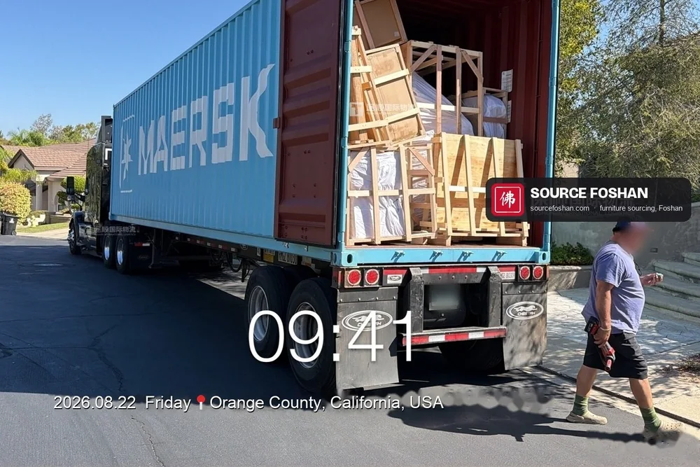 Un conteneur Maersk de 40 pieds, accouple à une maison dans le comté d'Orange, en Californie, avec des caisses en bois visibles à l'intérieur, datant du 22 août 2026 à 09h41.