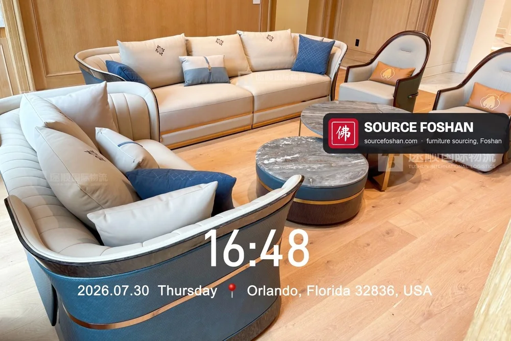 Un ensemble de canapé en cuir et tables en marbre fabriquées à Foshan installées dans une salle de séjour d’Orlando, avec une date d’achèvement de 16h48 le 30 juillet 2026.