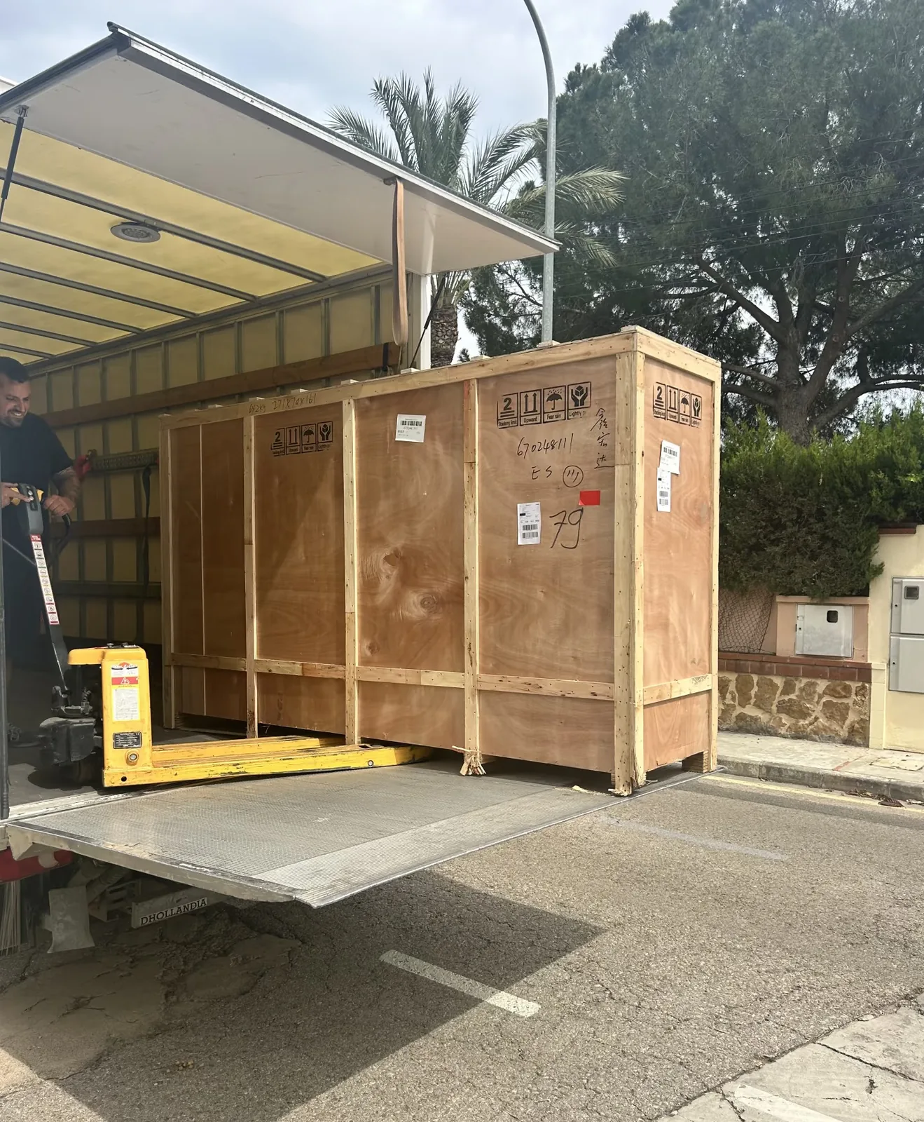 Furniture shipment stage illustrating the CIF · Cost, Insurance and Freight hand-over point