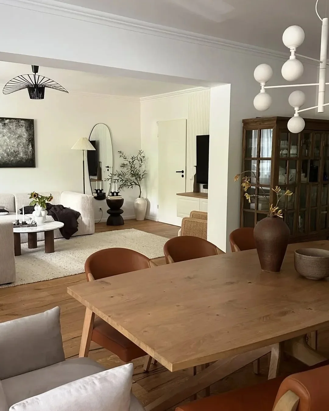 A UK period flat with a solid-wood dining table and tan leather chairs shipped from China