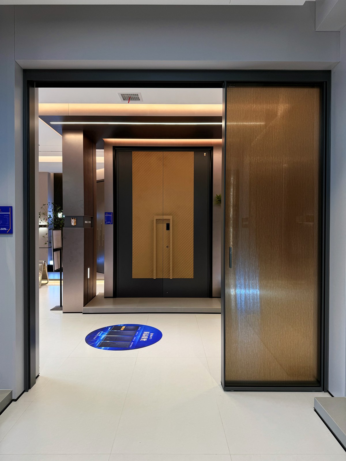 PHONPA Windows & Doors · PHONPA · entrance-door display detail
