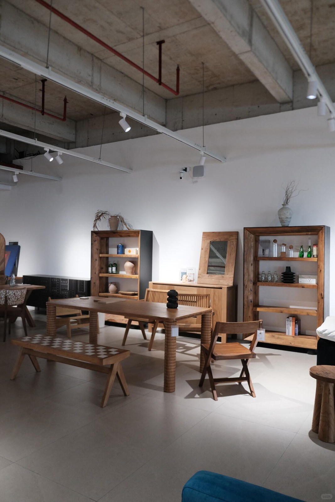 Zwood Lecong · Showroom photograph