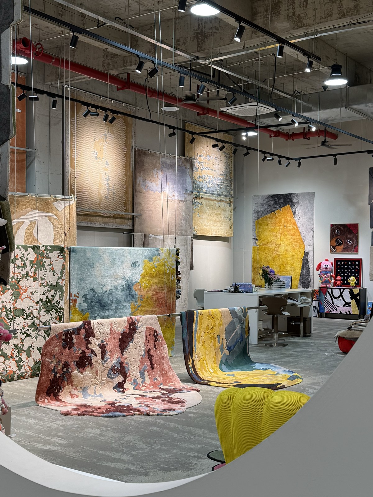 Meizuo Rug Aesthetic Showroom · Rug showroom display