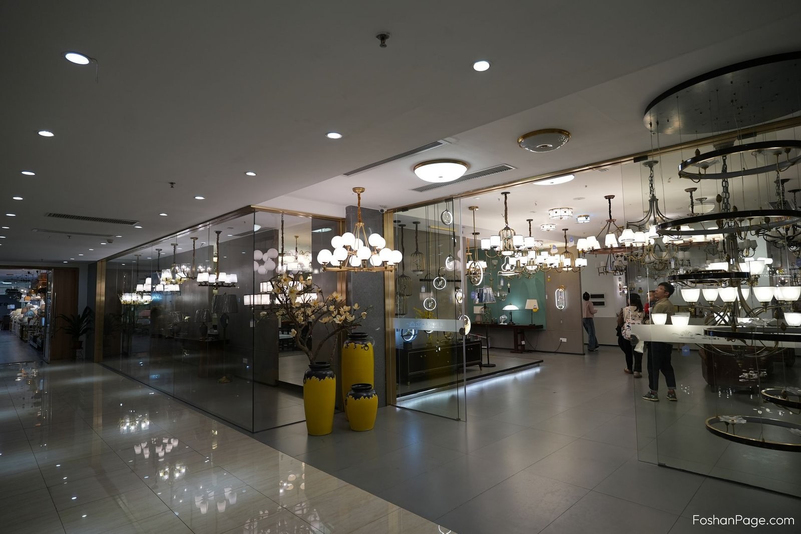 South China International Electric Light & Lighting City · Market interior · field photograph