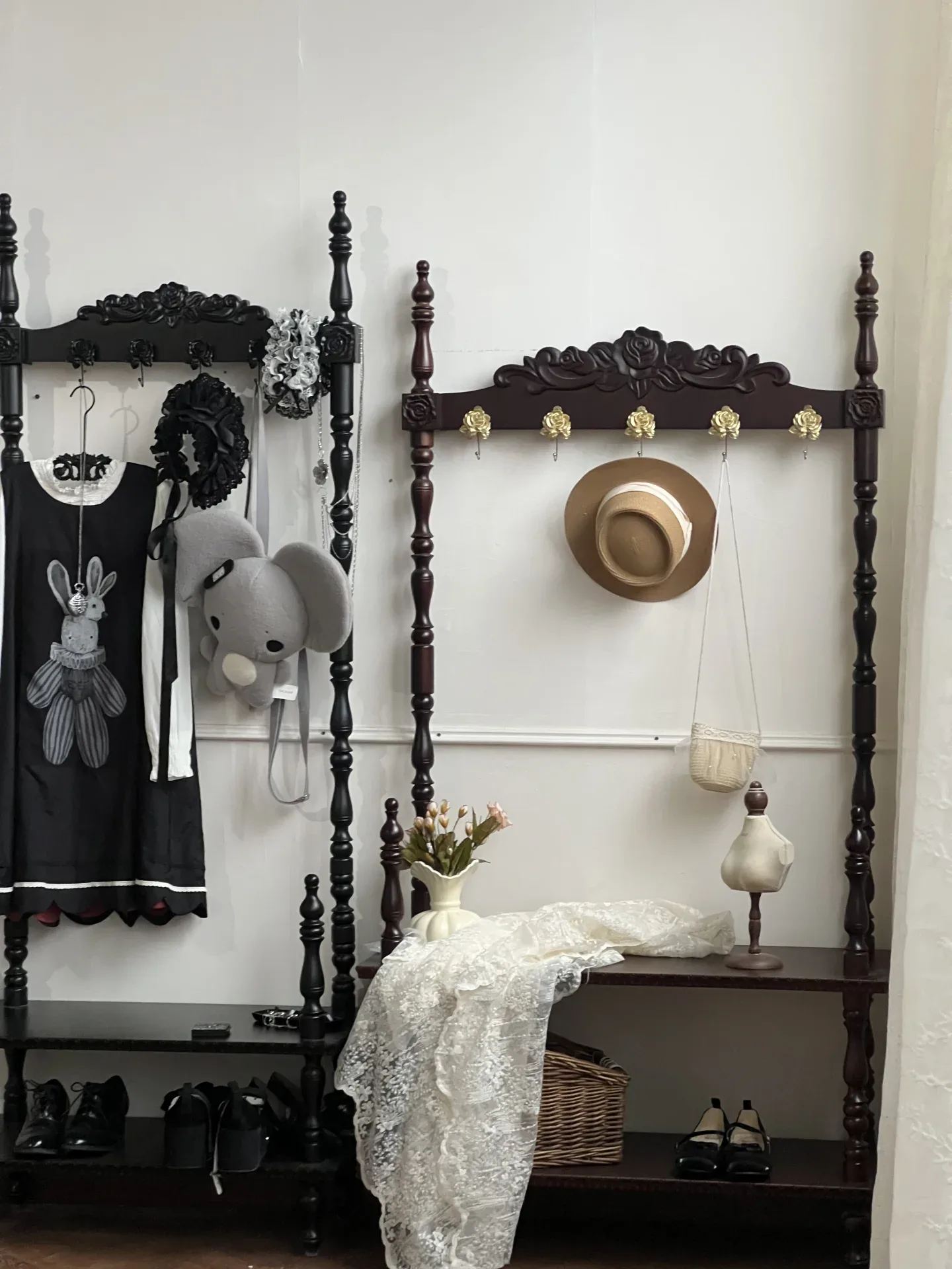 Le même portemanteau en noir et en teinte noyer foncé, tiré de la même publication du fabricant. La couleur et la finition sont réalisées sur commande, ce qui explique pourquoi les petits ateliers demandent un acompte.