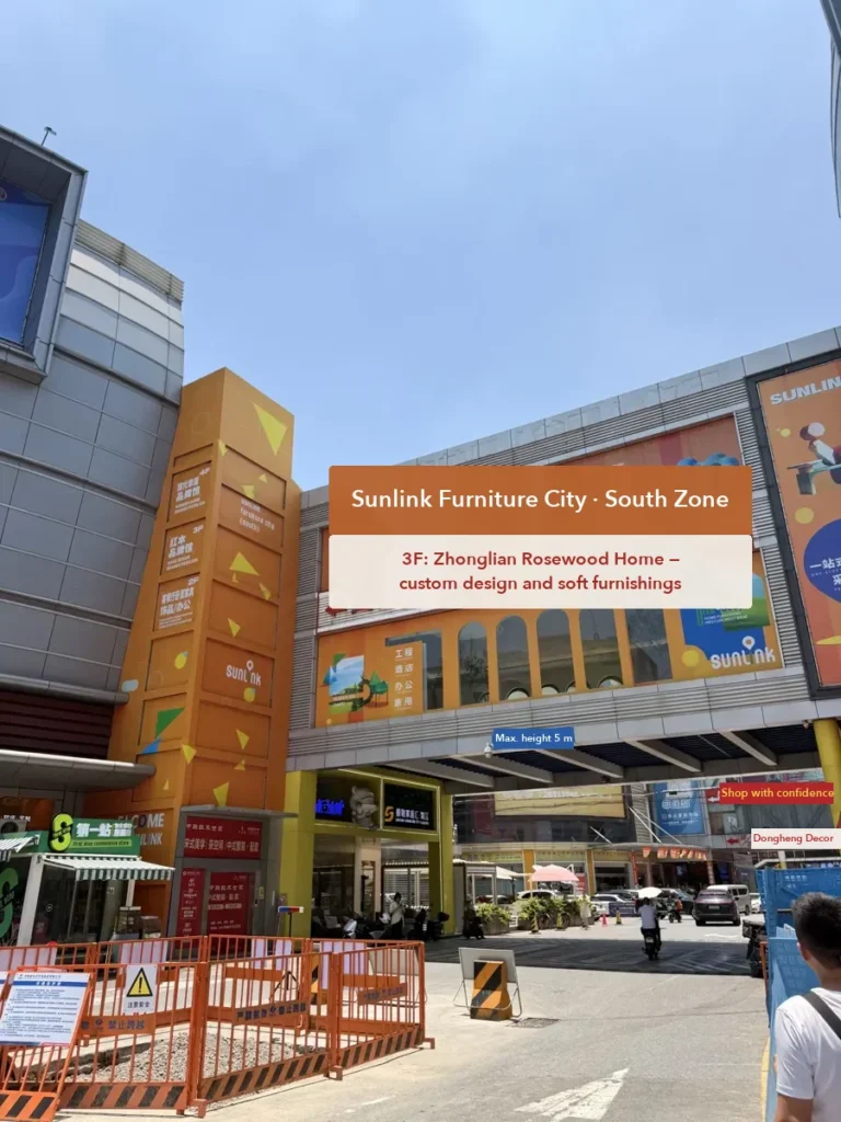 Der Eingang zu Shunlian South (Sunlink Furniture City South) am südlichen Ende der Möbelstraße von Lecong; das Banner weist auf eine Rosenholzhalle hin.