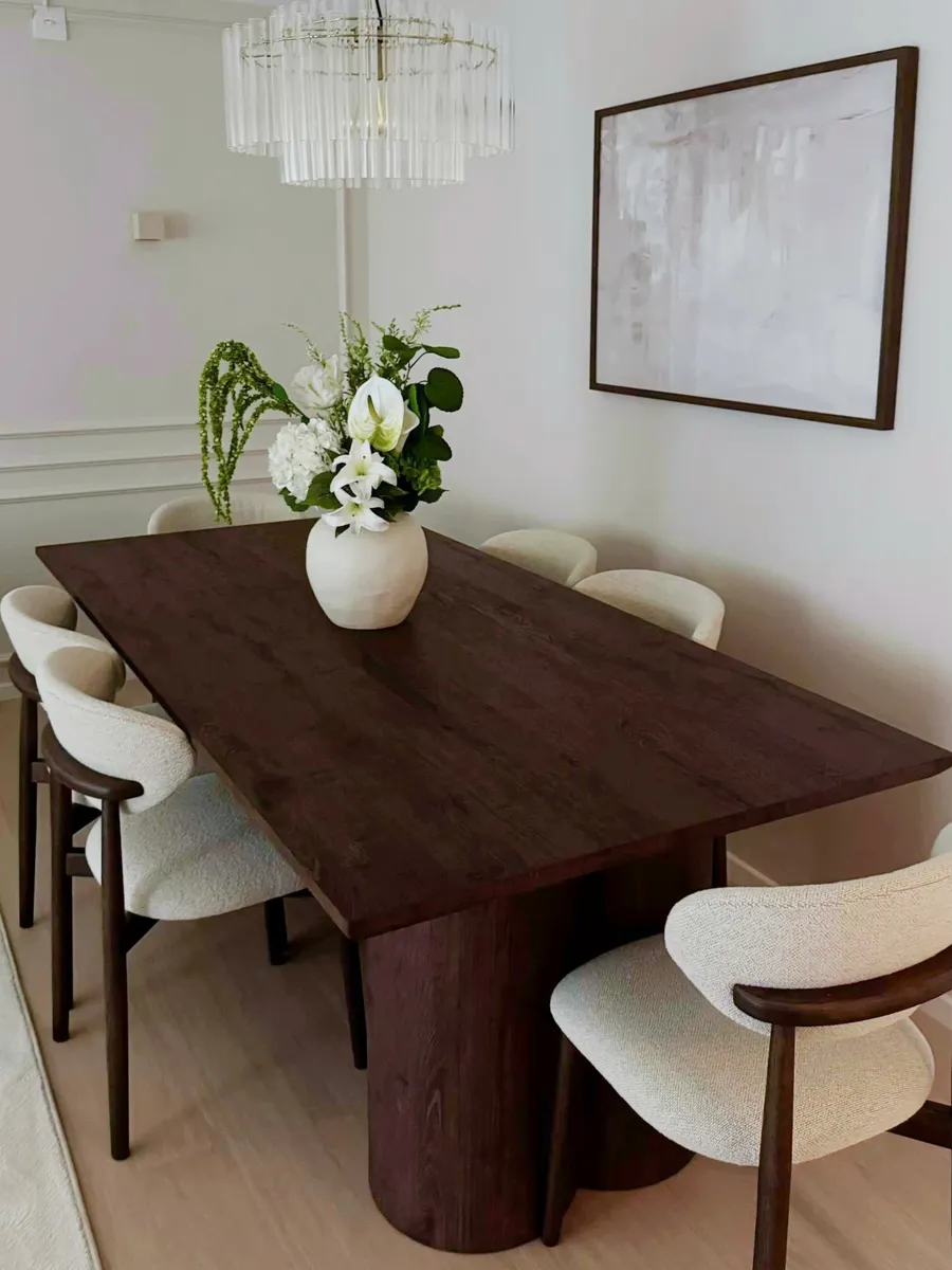 United Kingdom: the buyer's dining room after the second forwarder delivered.