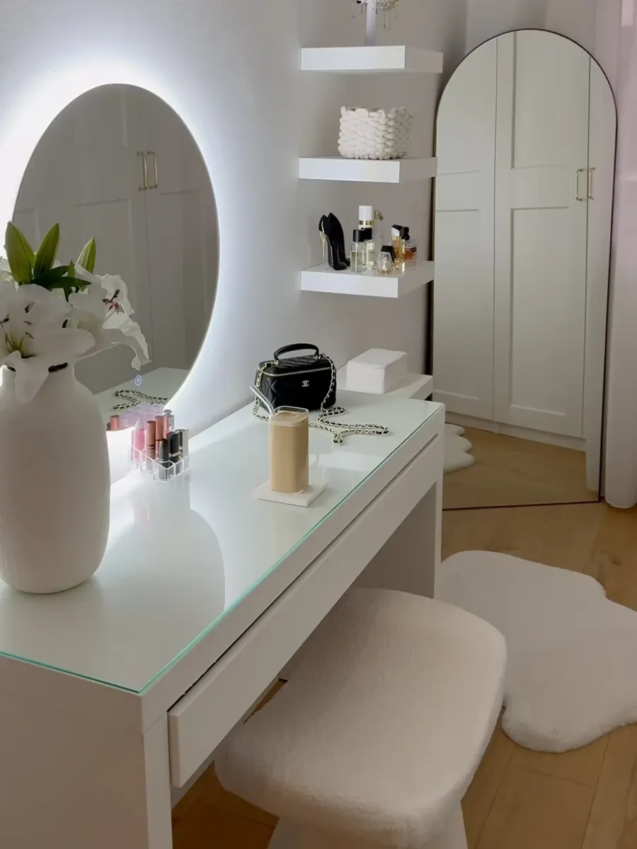 Fragile items — mirrors, stone and glass — need crates, not cartons. The US buyer's mirror and stone table arrived intact.
