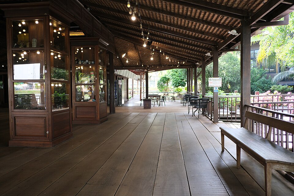 Unrelated covered walkway illustrating a route segment