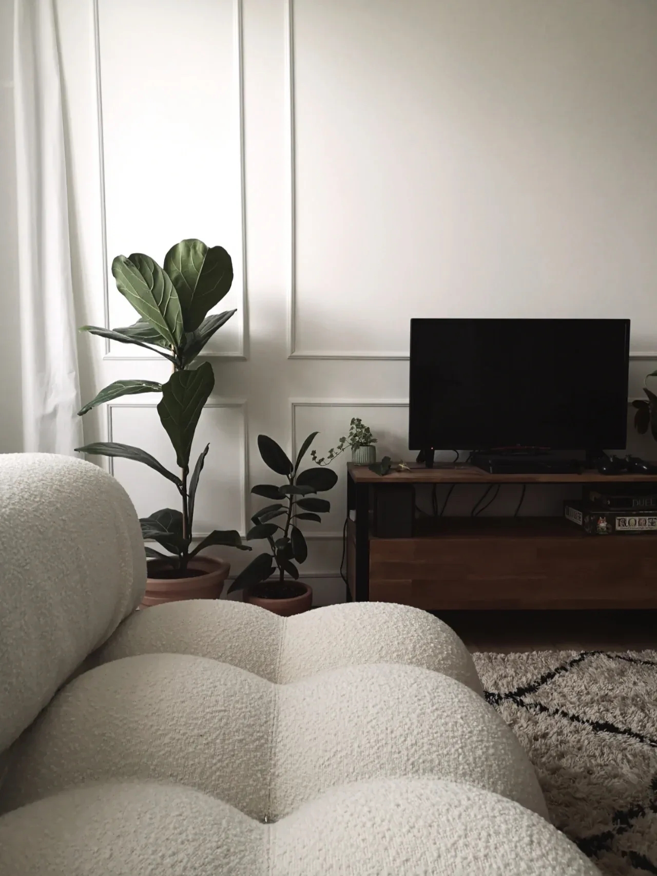 The same sofa in the Paris flat. The buyer said openly that it copies a famous Italian modular design, so check the rules on replicas in your country.