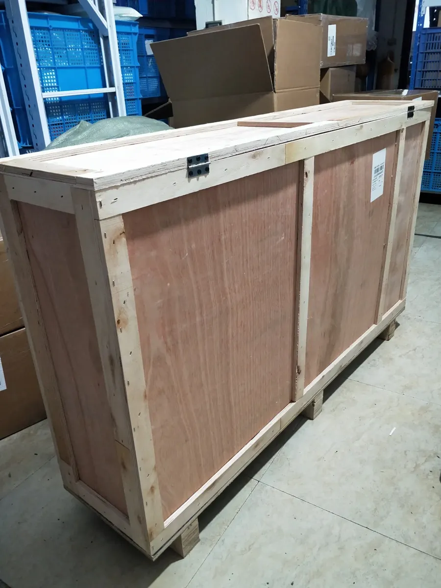 A standard export crate of composite board on raised feet, from a Wenzhou forwarder's post.