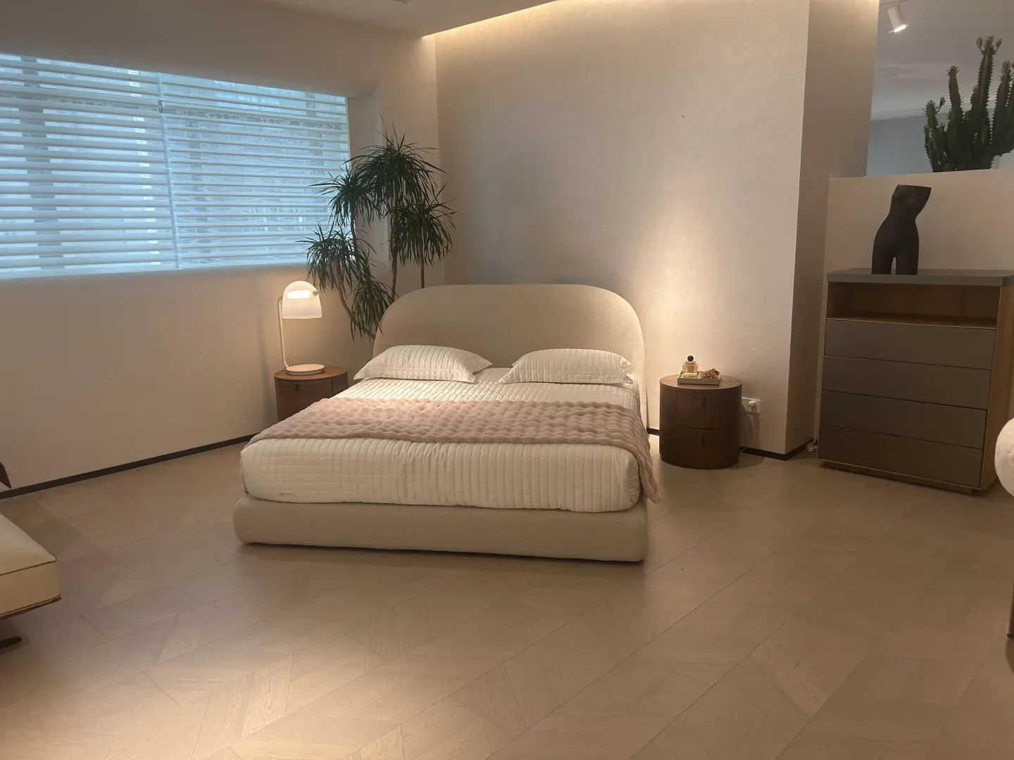 A showroom bed from a Shanghai buyer's Foshan post. She had no paid agent; a family friend with a Foshan furniture company hosted her, yet she still.