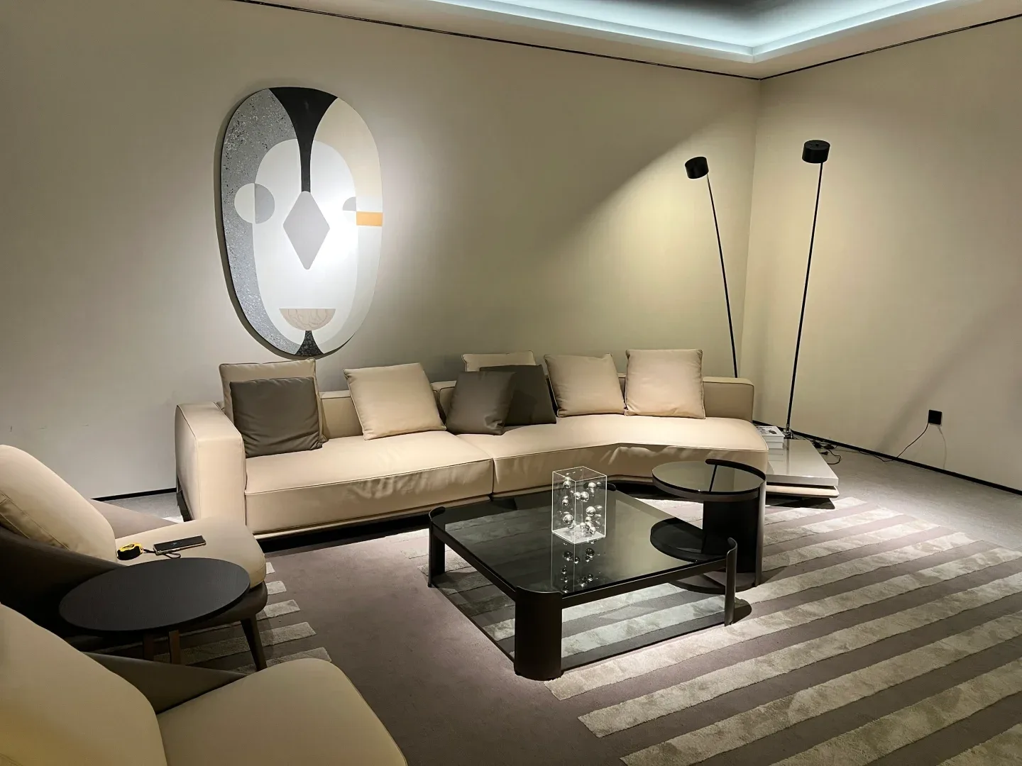 Another showroom on the Jiangsu buyer's self-planned route. Booking showrooms and factories directly before the trip meant each seller quoted her.