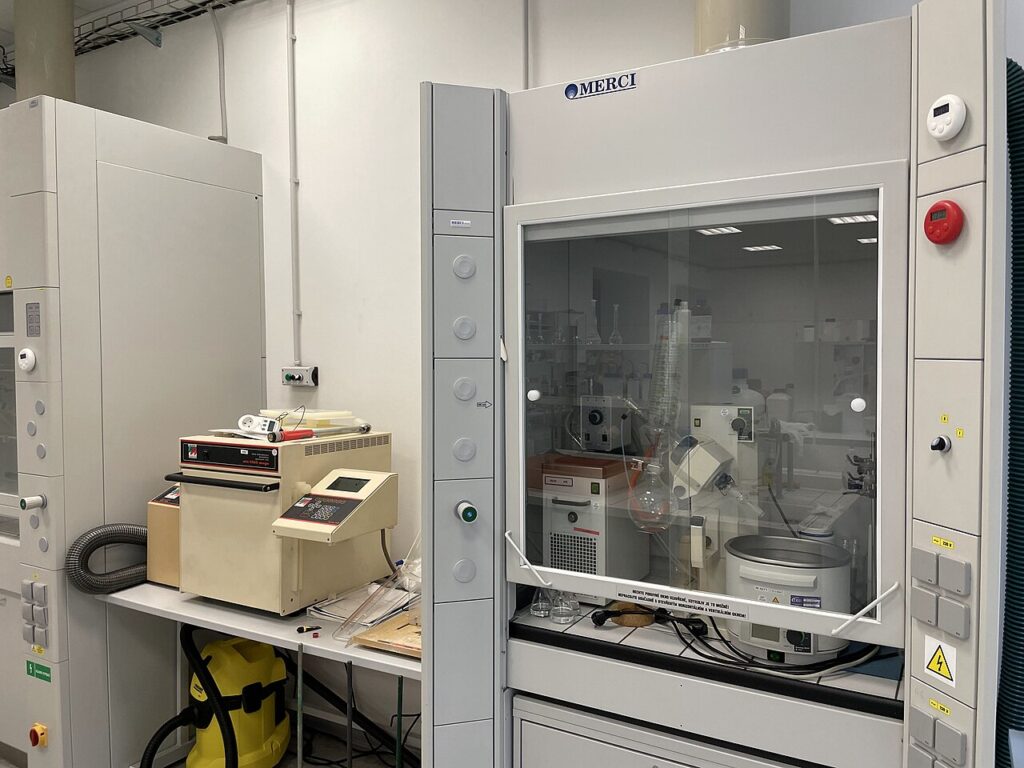 Unrelated textile testing apparatus illustrating claim evidence